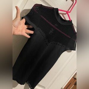 bebe Ladies Stretchy Short Sleeve Mesh Top in Great Condition. Size Medium. $7